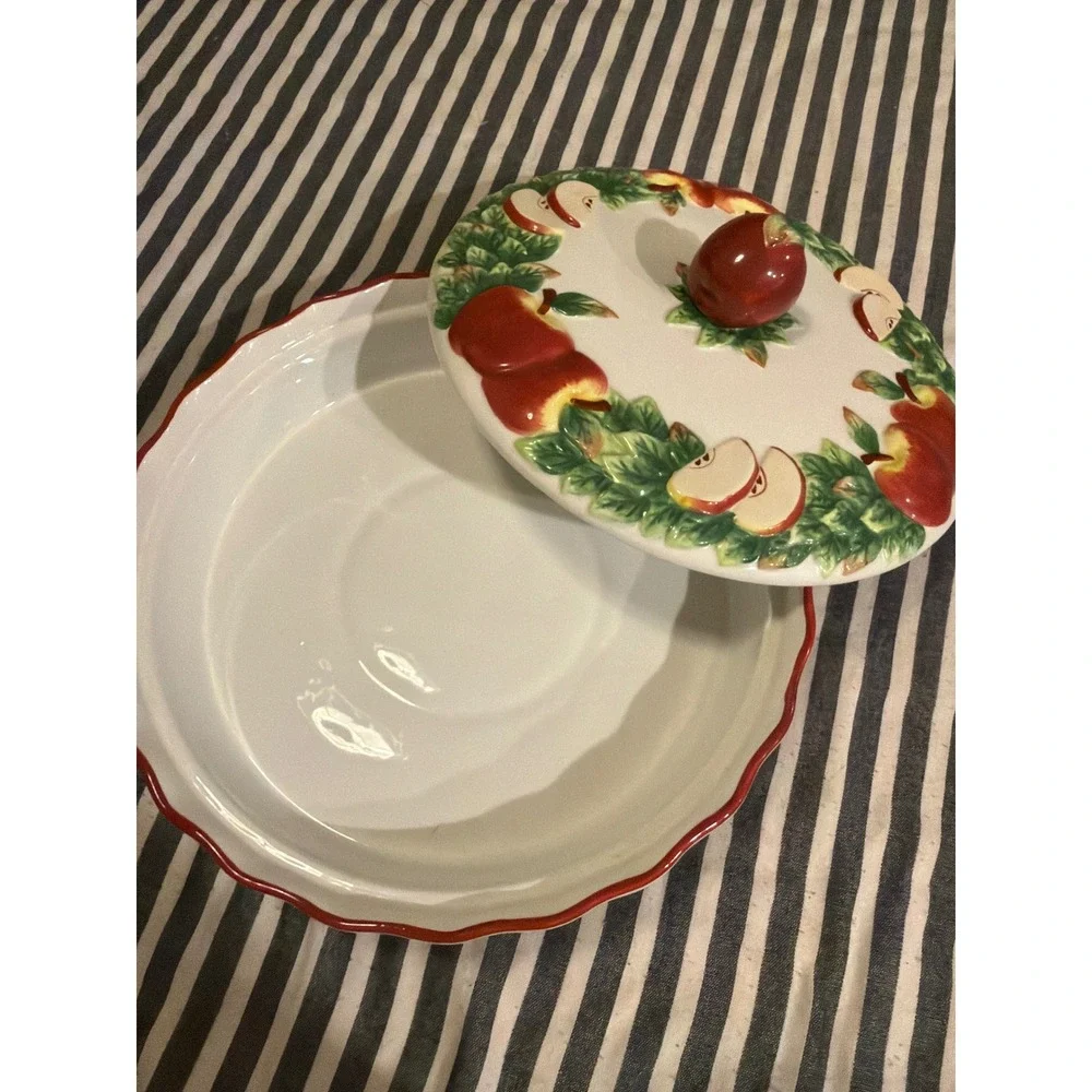 Style-Eyes by Baum Bros Apple Ceramic Covered Pie Dish Scalloped 11 Inch Round